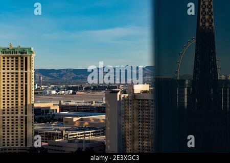 Gesamtansicht des McCarran International Airport, mit dem High Roller und Paris Hotel reflektiert von einem Cosmopolitan von Las Vegas Balkon Stockfoto