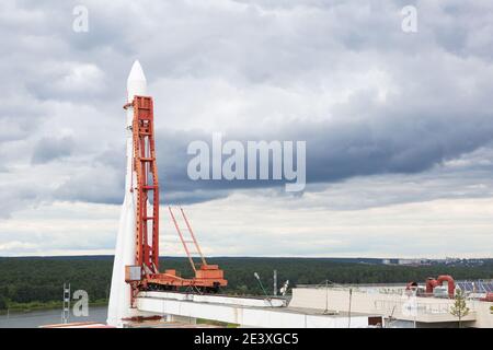 Russland, Kaluga, 14. August 2020. Kaluga Museum für Kosmonautik. Rakete, Planetariumskuppel, Park vor dem Gebäude, Rekonstruktion, Bau Stockfoto