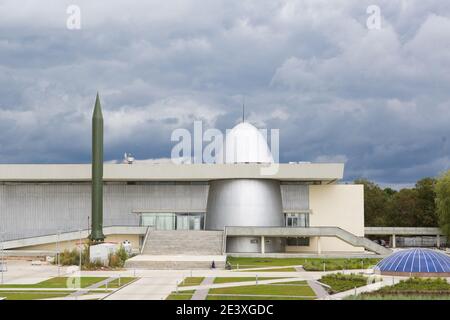 Russland, Kaluga, 14. August 2020. Kaluga Museum für Kosmonautik. Rakete, Planetariumskuppel, Park vor dem Gebäude, Rekonstruktion, Bau Stockfoto