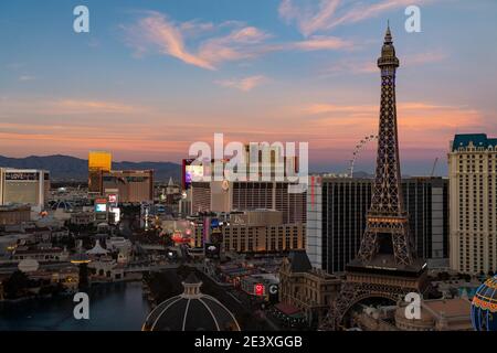 Blick auf den Las Vegas Strip in der Abenddämmerung Stockfoto