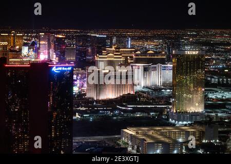 Hubschrauberrundflug über den Las Vegas Strip bei Nacht Stockfoto