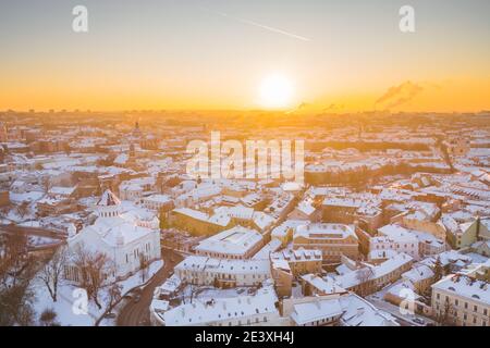 Vilnius Stadt im Winter, helle warme Farben am kalten Winterabend Stockfoto