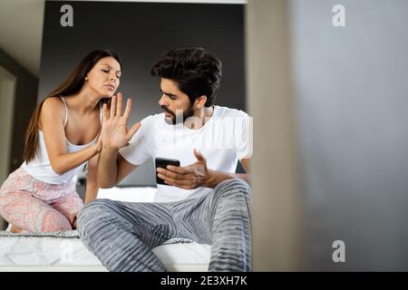 Eifersüchtige Frau spioniert ihr Ehemann Handy Stockfoto