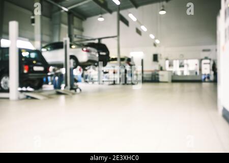 Auto-Reparatur-Service in Unschärfe, industriellen Hintergrund. Autos auf Aufzüge, Transport-Service-Bereich. Speicherplatz kopieren Stockfoto