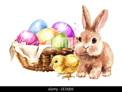 Korb mit bunten Ostereiern und niedlichen Kaninchen. Handgezeichnete Aquarellillustration, isoliert auf weißem Hintergrund Stockfoto