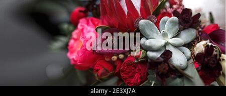 Leuchtend rote Herbst Designer-Bouquet Pfingstrose, Rosen, Sukkulenten, Calla Lilien close-up. Brautstrauß, Hochzeitszubehör. Floraler Hintergrund für eine Holida Stockfoto