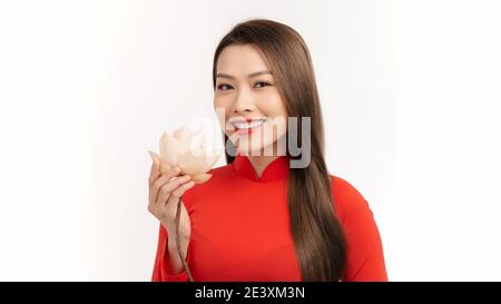 Attraktive Glück junge vietnamesische Frau in AO dai Kleid tragen lotusblume Stockfoto