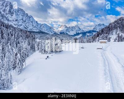 Berg im Schnee. Sappada, Geometrien und Panoramen von oben. Stockfoto