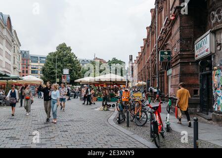 Berlin, Deutschland - 30. Juli 2019: Menschen genießen in Restaurants und Terrassen am Hackeschen Markt Stockfoto