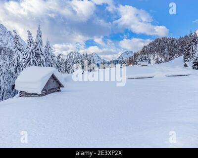 Berg im Schnee. Sappada, Geometrien und Panoramen von oben. Stockfoto