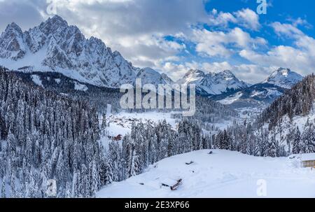 Berg im Schnee. Sappada, Geometrien und Panoramen von oben. Stockfoto