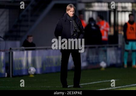 WAALWIJK, NIEDERLANDE - JANUAR 17: L-R: Trainer Adri Koster von Willem II während des niederländischen Eredivisie-Spiels zwischen RKC Waalwijk und Willem II in Mandem Stockfoto