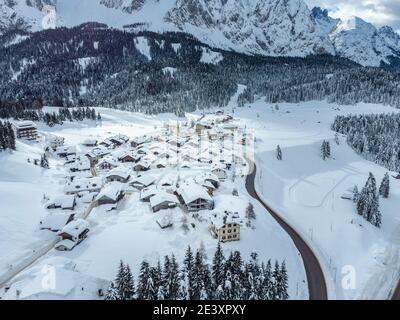 Berg im Schnee. Sappada, Geometrien und Panoramen von oben. Stockfoto