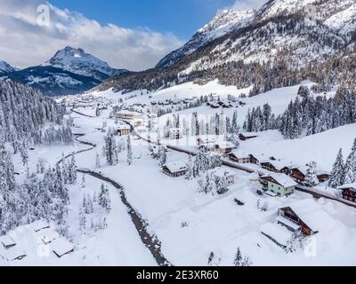 Berg im Schnee. Sappada, Geometrien und Panoramen von oben. Stockfoto