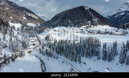 Berg im Schnee. Sappada, Geometrien und Panoramen von oben. Stockfoto