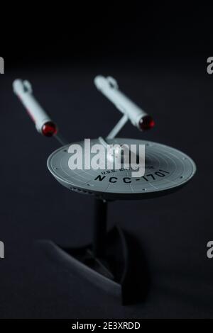 USS Enterprise Modell basiert auf dem Raumschiff aus dem TV-Serie Star Trek von Gene Roddenberry auf einem Schwarzer Hintergrund Stockfoto