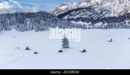 Berg im Schnee. Sappada, Geometrien und Panoramen von oben. Stockfoto