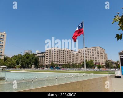 Santiago, Chile - 26. Januar 2018: Chilenen gehen in der Nähe der riesigen Flagge auf der Avenida La Alameda mit dem Bürgerplatz, in der Innenstadt von Santiago de Ch Stockfoto