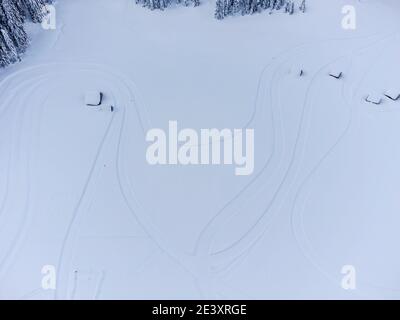 Berg im Schnee. Sappada, Geometrien und Panoramen von oben. Stockfoto