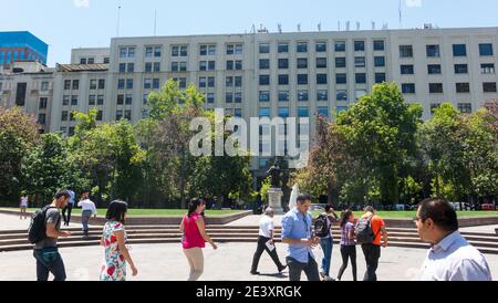 Santiago, Chile - 26. Januar 2018:Blick auf die Plaza de la Constitución, im Zentrum der Stadt Santiago de Chile, Chile. Stockfoto