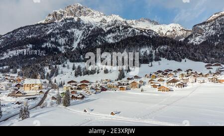 Berg im Schnee. Sappada, Geometrien und Panoramen von oben. Stockfoto