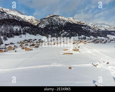 Berg im Schnee. Sappada, Geometrien und Panoramen von oben. Stockfoto