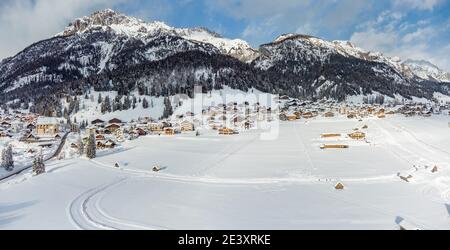 Berg im Schnee. Sappada, Geometrien und Panoramen von oben. Stockfoto