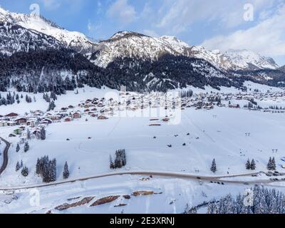 Berg im Schnee. Sappada, Geometrien und Panoramen von oben. Stockfoto