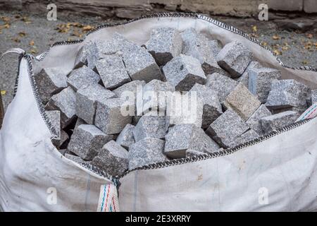 Tasche mit Pflastersteinen im Straßenbau Stockfoto