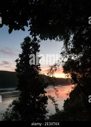 Sonnenuntergang an der Mündung des Valdivia River, in der Nähe der Stadt gleichen Namens, in der Region der Flüsse, im südlichen Chile. Es ist der zweitgrösste Ri Stockfoto