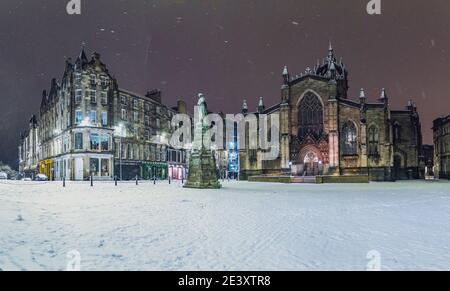 Edinburgh, Schottland, Großbritannien. 21. Januar 2021. Sturm Christoph brachte über Nacht Schnee nach Edinburgh. Bild: Verschneite Piazza gegenüber der St. Giles Kathedrale in der Altstadt. Iain Masterton/Alamy Live News Stockfoto