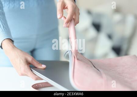 Weibliche Hände, die Laptop in der Tasche zu Hause in Nahaufnahme Stockfoto