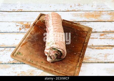 Zubereitung einer Porchetta mit einer Mischung aus aromatischen Kräutern Auf einem Stück frischen Schweinebauch offen in Die Dicke Stockfoto