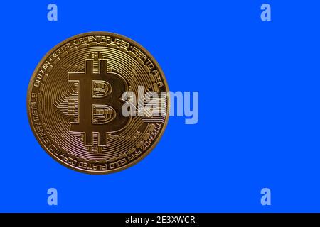 Einzelne wertvolle goldene Bitcoin auf dunkelblauem Hintergrund Stockfoto