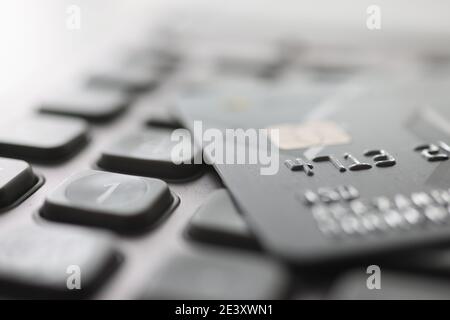 Bank Plastikkarte liegend auf Rechner Nahaufnahme Stockfoto