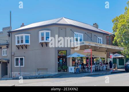 November 2020: Menschen sitzen und essen außerhalb eines Cafés in Blues Point Road, Mc Mahons Point, Sydney, Australien an einem sonnigen Frühlingstag Stockfoto