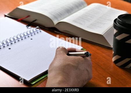 Person, die auf einem Notizbuch schreibt Stockfoto