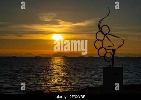 Olympische Skulptur am Ufer von Alimos, Griechenland Stockfoto