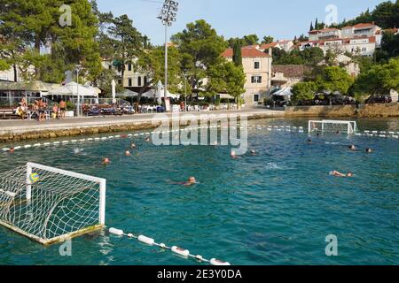 Kroatien: Cavtat. Ausbildung von jungen Menschen aus dem örtlichen Wasserball-Club, der nationalen Sport, am Ufer des kleinen Badeortes. Stockfoto