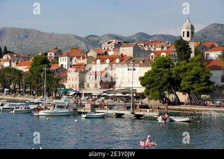 Kroatien: Cavtat. Landschaft mit den Kais und der Altstadt des kleinen Badeortes. Segelboote liegen an der Anlegestelle Stockfoto