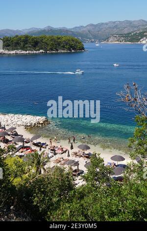 Kroatien: Dubrovnik. Landschaft der kroatischen Küste, Touristen Sonnenbaden auf Lapad Felsen und Schwimmen in der Bucht mit Blick auf Gruz Hafen und die Elaphiti I Stockfoto