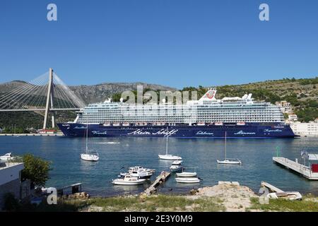 Kroatien, Dubrovnik: Hafen Gruz. Am Fuß der Franjo Tudman Seilbrücke, das Kreuzfahrtschiff Mein Schiff 6 (295 Meter, 15 Decks und in der Nähe Stockfoto