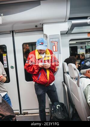 Lissabon, Portugal - 30. Mai 2, 2018: Eine große Menschenmenge pendelt in der U-Bahn von Lissabon - Mann mit Smartphone, der seinen Bildschirm berührt - SMS Stockfoto