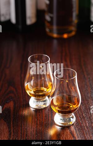 Flasche und Glas Whisky-Spirituosen Brandy auf dunkelbraunem Hintergrund Stockfoto