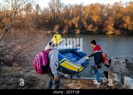 Syrische, afghanische und andere Flüchtlinge bereiten ihre Boote vor, um von der Türkei aus die griechische Grenze zu überqueren Stockfoto