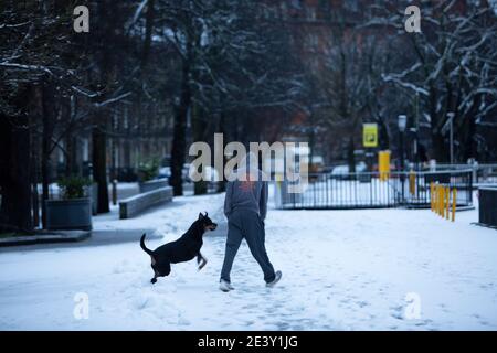 Edinburgh, Großbritannien. Januar 2021. Schottisches Wetter, Storm Christoph lässt Schnee, um einige lokale in Edinburgh zu genießen. Die Öffentlichkeit genießt den Schnee mit seinem Hund. Quelle: Pako Mera/Alamy Live News Stockfoto