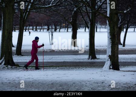 Edinburgh, Großbritannien. Januar 2021. Schottisches Wetter, Storm Christoph lässt Schnee, um einige lokale in Edinburgh zu genießen. Mitglieder des öffentlichen Himmels im Meadows Park. Quelle: Pako Mera/Alamy Live News Stockfoto