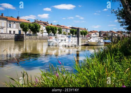 Saint-Savinien (Westfrankreich): Überblick über das Dorf am Ufer des Flusses Charente, ausgezeichnet mit dem Label Village de pierres et d'Eau (Stein und Stockfoto