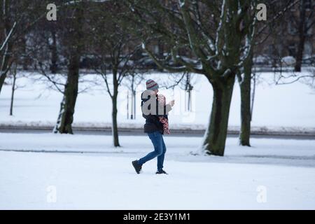 Edinburgh, Großbritannien. Januar 2021. Schottisches Wetter, Storm Christoph lässt Schnee, um einige lokale in Edinburgh zu genießen. Die Öffentlichkeit Selfies verschneite Wiesen. Quelle: Pako Mera/Alamy Live News Stockfoto