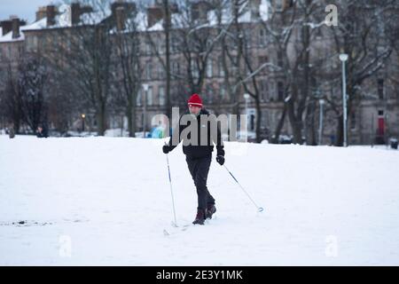 Edinburgh, Großbritannien. Januar 2021. Schottisches Wetter, Storm Christoph lässt Schnee, um einige lokale in Edinburgh zu genießen. Mitglieder des öffentlichen Himmels im Meadows Park. Quelle: Pako Mera/Alamy Live News Stockfoto